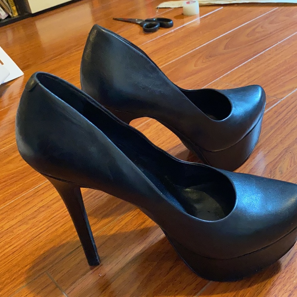 Jessica Simpson pumps in BLACK.